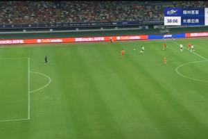 半岛体育-神仙球！谭龙过半场直接起脚吊射破门，连续第三场收获进球