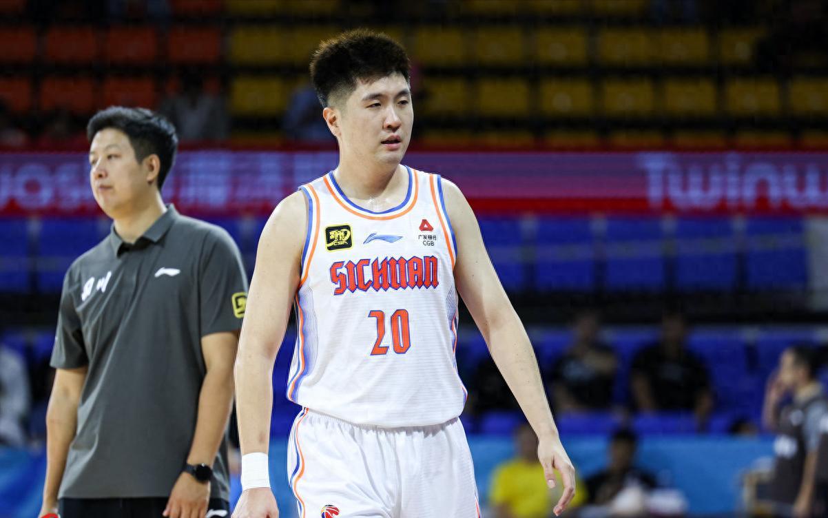 半岛体育-杜锋爱徒加盟NBL，新疆后卫伤势接近郭艾伦，杨舒予成女篮队长