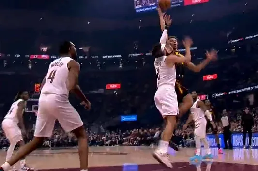 半岛·BOB官方网站-丹尼尔斯跳步抛投打进，老鹰打出一波17-8追平骑士