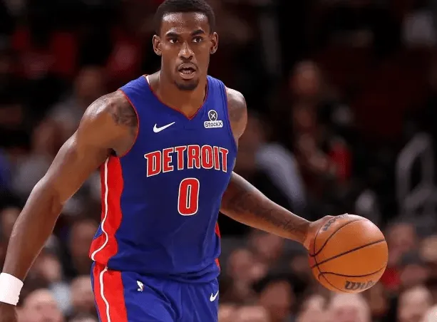 半岛·体育中国官方网-状态不佳！杜伦季后赛近三战：场均9分8.3篮板2盖帽2.7失误